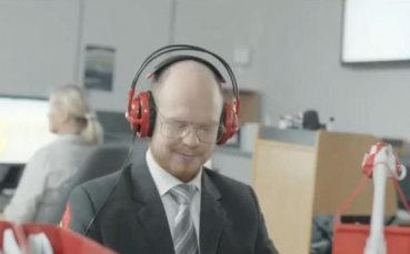 ВИДЕО: Кой фен би използвал синя тоалетна хартия?