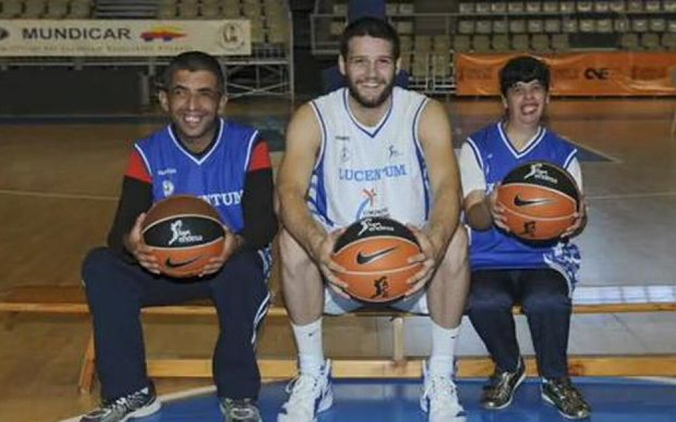 ВИДЕО: Роден национал позира за благотворителен календар