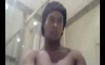 ВИДЕО: Роналдиньо си доставя удоволствие – сам!?!