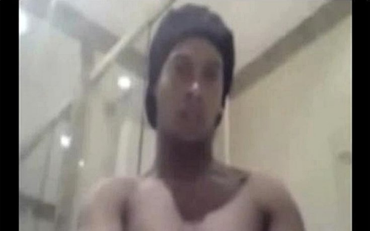 ВИДЕО: Роналдиньо си доставя удоволствие – сам!?!