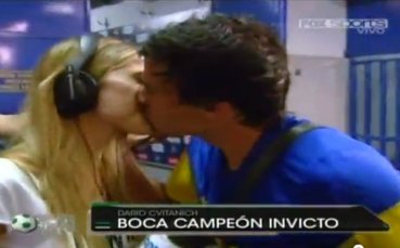 ВИДЕО: Звезда на Бока се целува с руса репортерка по време на интервю