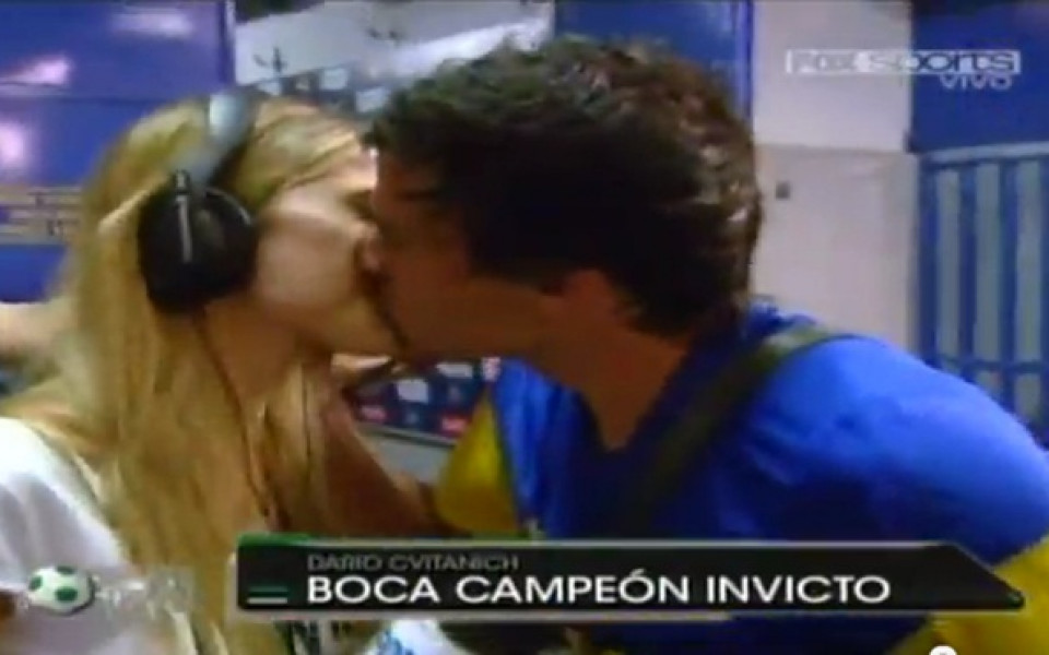 ВИДЕО: Звезда на Бока се целува с руса репортерка по време на интервю