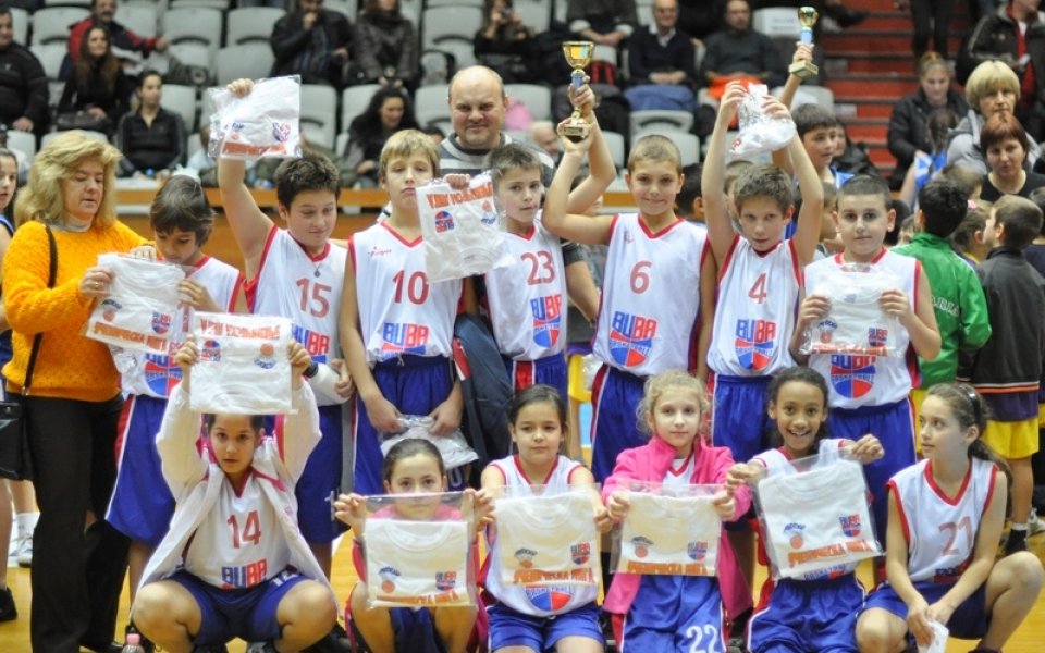 Коледен празник в Ученическата лига с баскетболистите на Левски