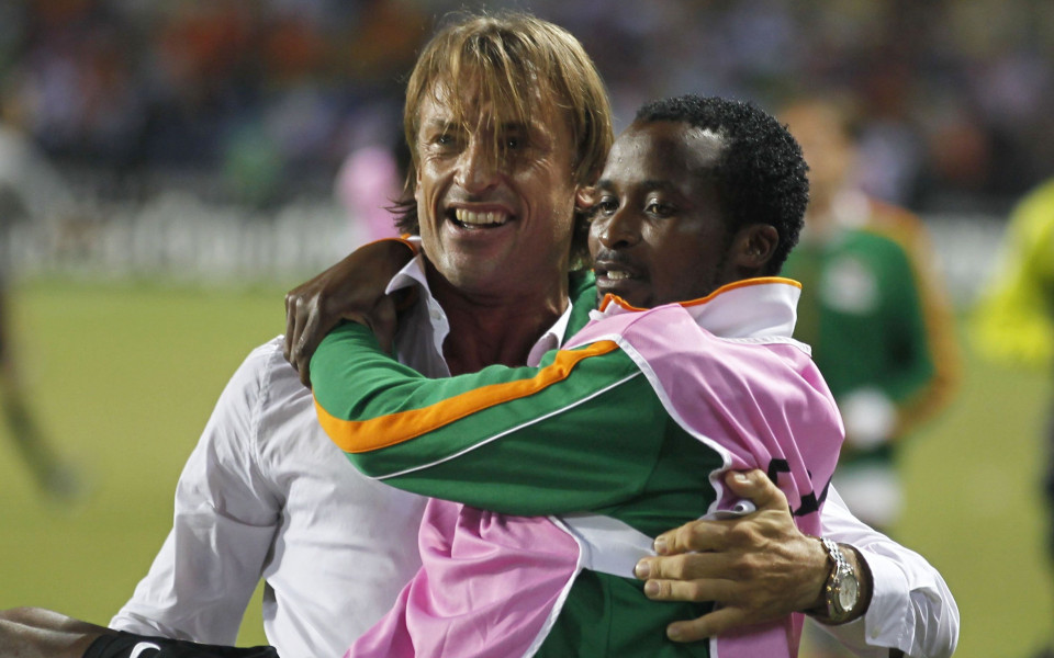 ВИДЕО: Треньорът на Замбия носи на ръце контузен играч след триумфа