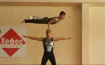 Снегът спира наши акробати за Украйна