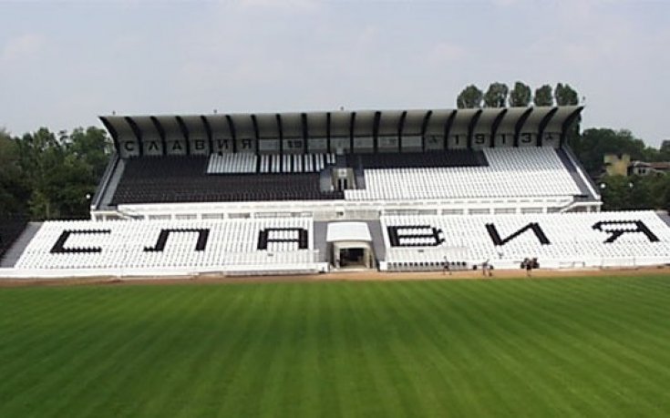 Славия поставя осветление на клубния си стадион