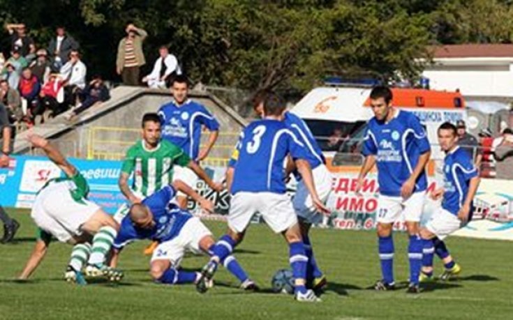 Светкавица с историческа трета точка в А група