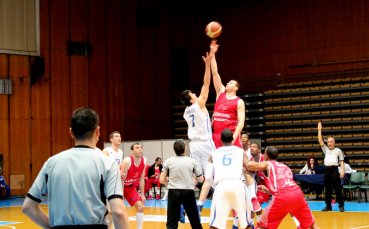 Най-добрите не успяха да напълнят „Универсиада” в слаб мач „за нищо”