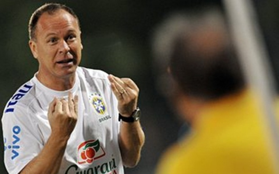Треньорът на Бразилия остана без книжка