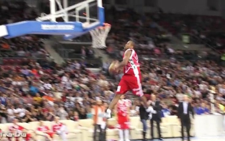 ВИДЕО: Шампионът на забивките прескочи двама, в конкуренция на съотборник