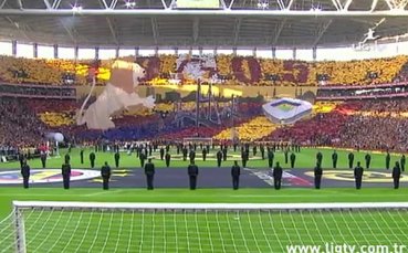 ВИДЕО: Когато феновете в Турция правят хореография, останалите мълчат