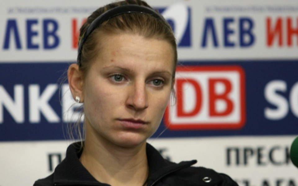 Каратанчева срещу Катерина Бондаренко в квалификациите в Монтерей