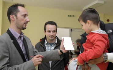 Веско Топалов и Силвио Данаилов очаровани от децата на Банкя