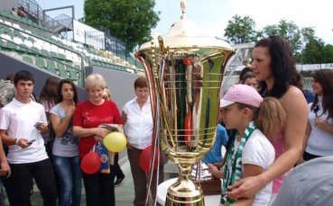 За 2 часа 200 деца се снимаха с купите на Лудогорец