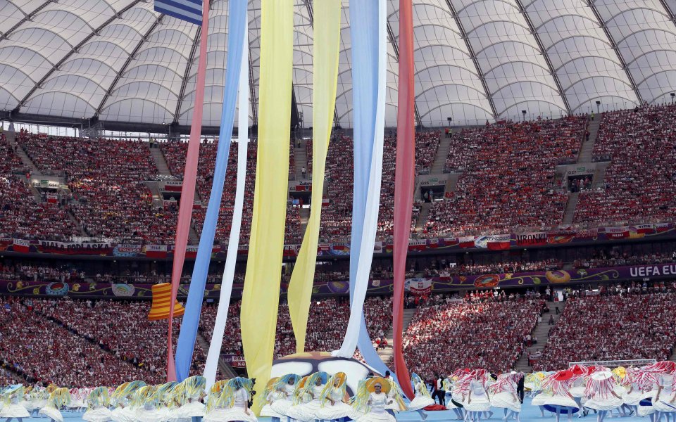 ВИДЕО И СНИМКИ: Евро 2012 започна с цветна и стилна церемония