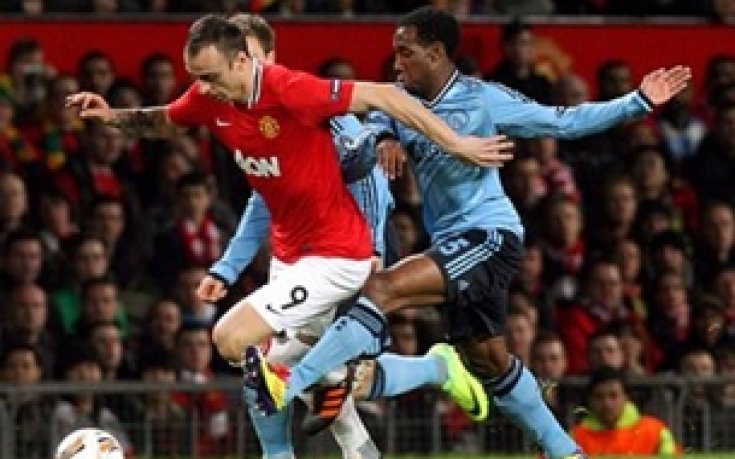 Нюкасъл официално наддава за халф на Аякс