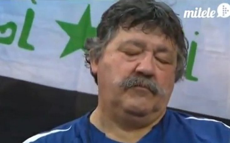 ВИДЕО: Фен заспа на стадиона по време на Англия - Франция