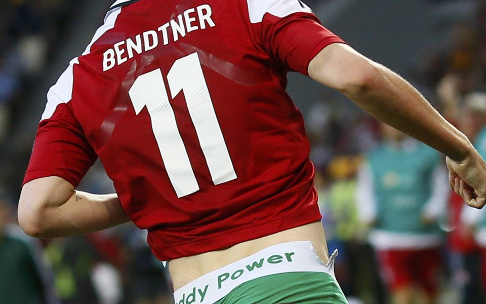 УЕФА разследва Бендтнер, показал си ластика на гащите