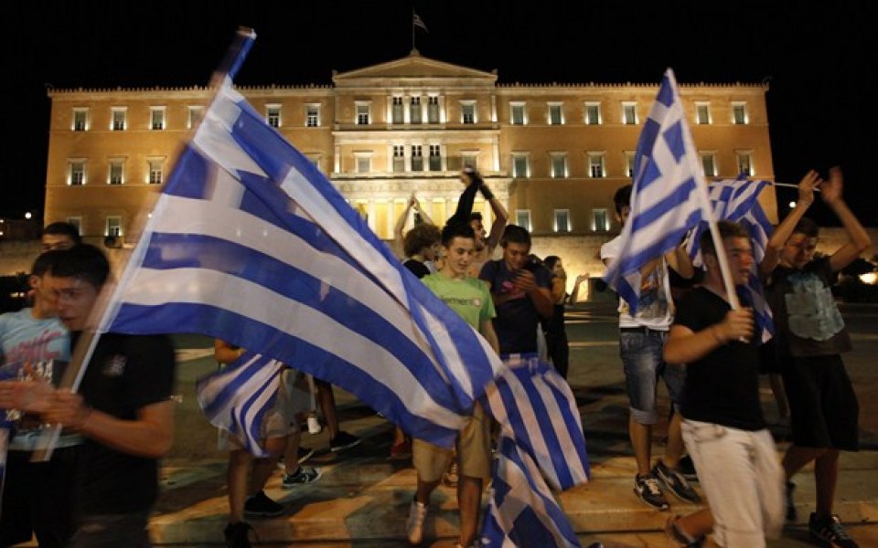 СНИМКИ: В Атина цяла нощ празнуваха победата над Русия