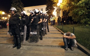 11 полски фенове бяха арестувани за хвърлени бутилки по полицаи във Вроцлав