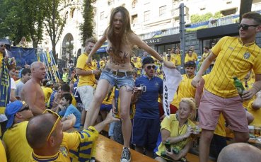 СНИМКИ: Активистки от Femen протестираха във фен зоната в Киев