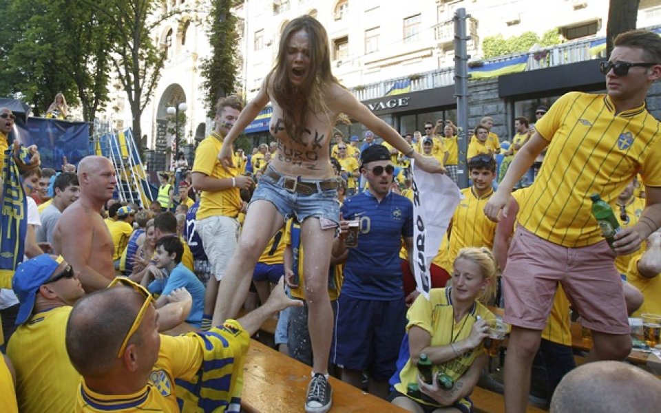 СНИМКИ: Активистки от Femen протестираха във фен зоната в Киев