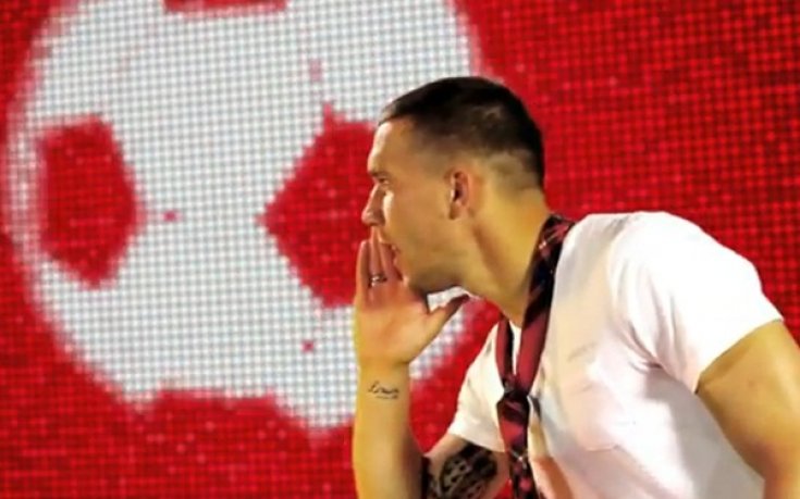 ВИДЕО: Лукас Подолски пее? И още как!