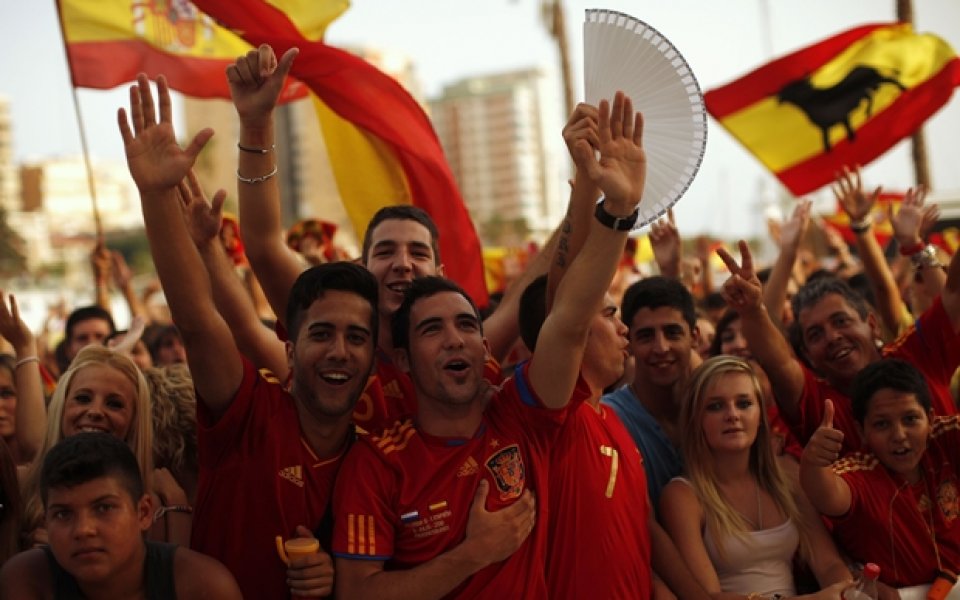 УЕФА глоби Испания и Русия заради расистките възгласи на феновете им