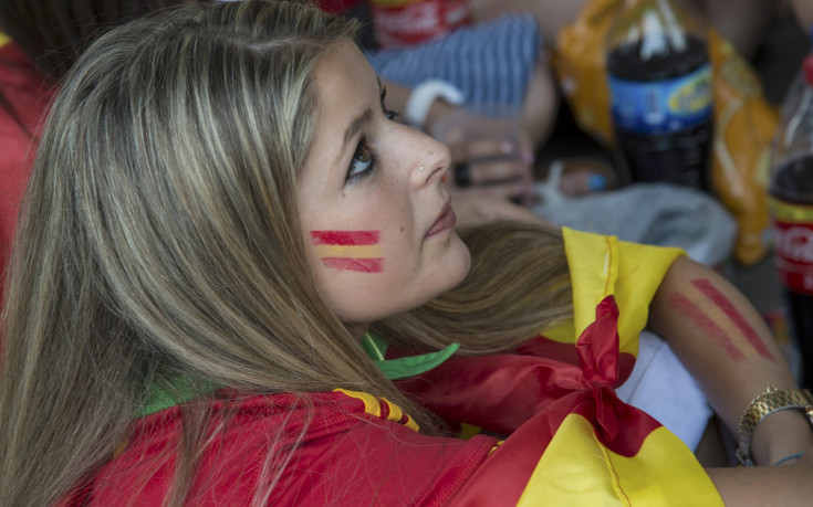 ВИДЕО: Украинка чака 8 часа, за да подари букет на Шави