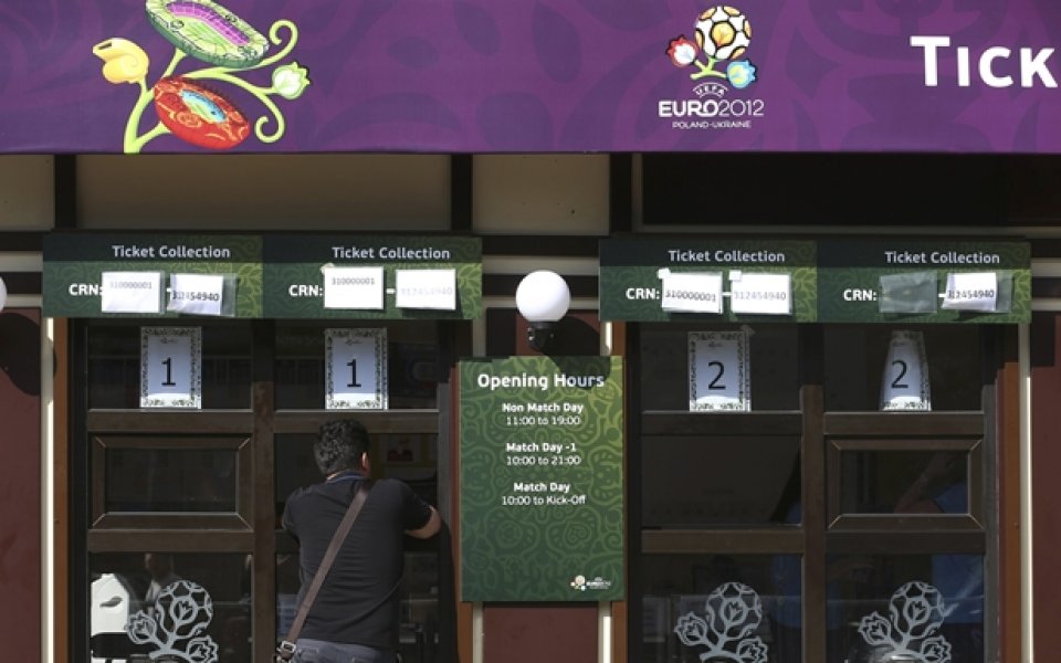 Спекулантите намаляват цените на билетите преди финала на Евро 2012