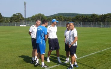 По команда на Йовов: Левскарите аплодираха рожденика Илиан Илиев