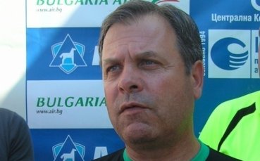 Стамен Ангелов пред договор с Черно море, почерпени фенове обиждаха Генов