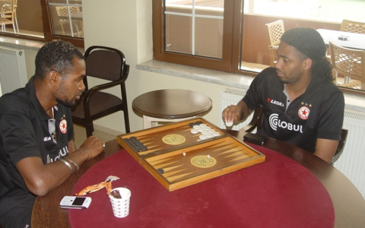 Двамата от Кюрасао в ЦСКА разцъкват на... табла