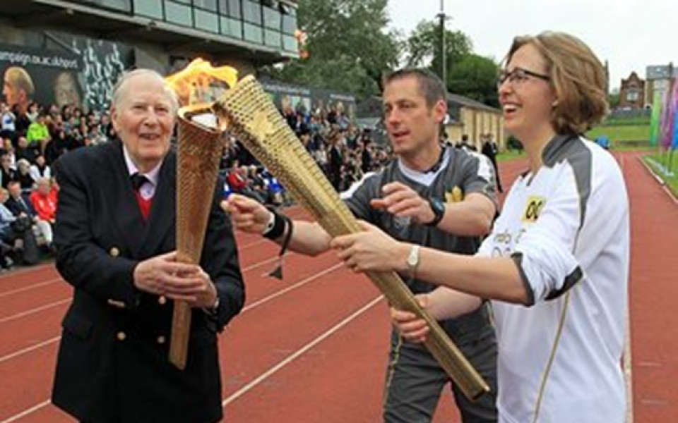 Роджър Банистър пренесе олимпийския огън през пистата в Оксфорд