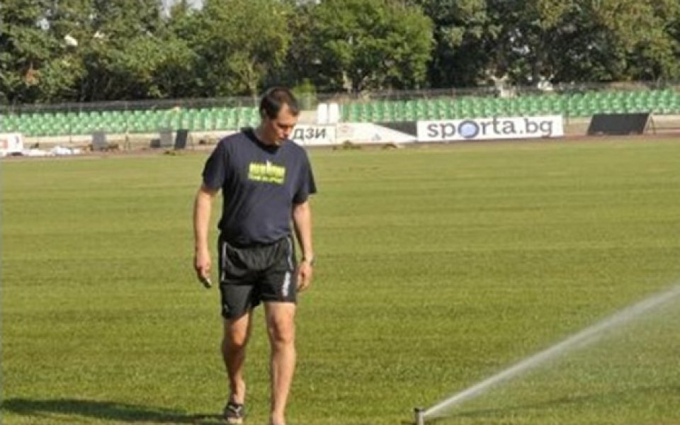 Петър Хубчев инспектира тревната настилка на стадион „Берое“