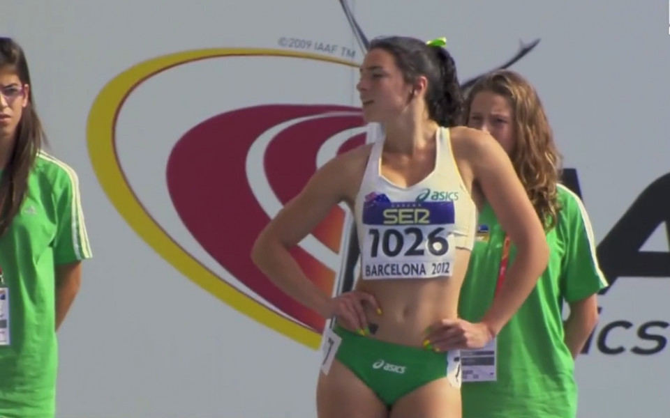 ВИДЕО: Австралийска бегачка загря за победа със секси танц на пистата