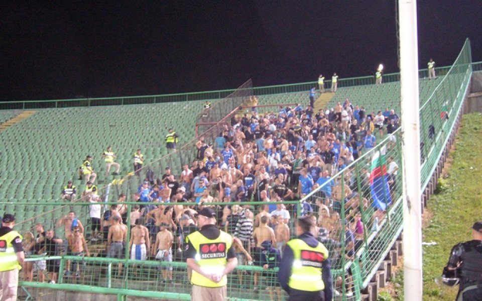 Мачът на Левски започна без сините фенове!