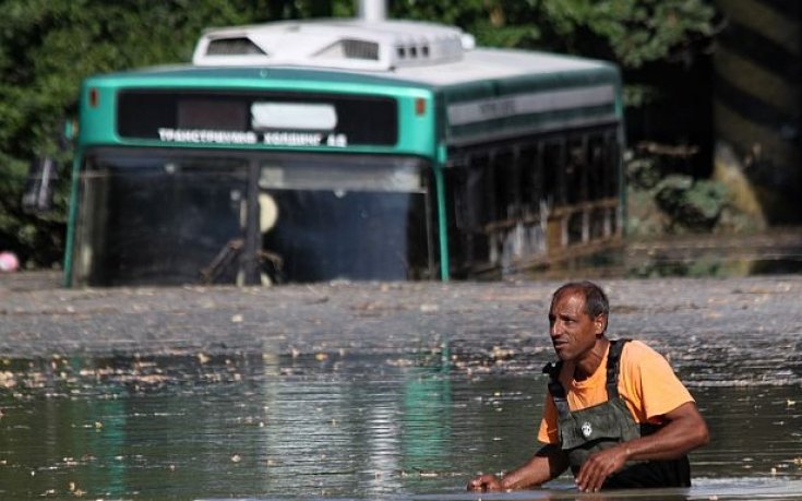 СНИМКИ: Цял автобус потъна във Варна, пътниците оцеляха