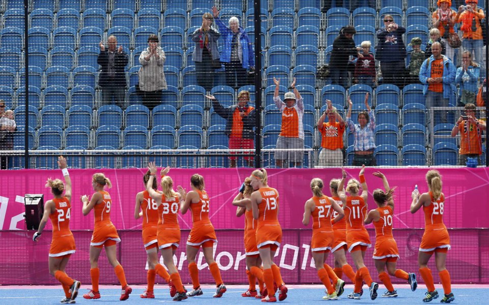 Холандия направи успешен старт на защитата на титлата си