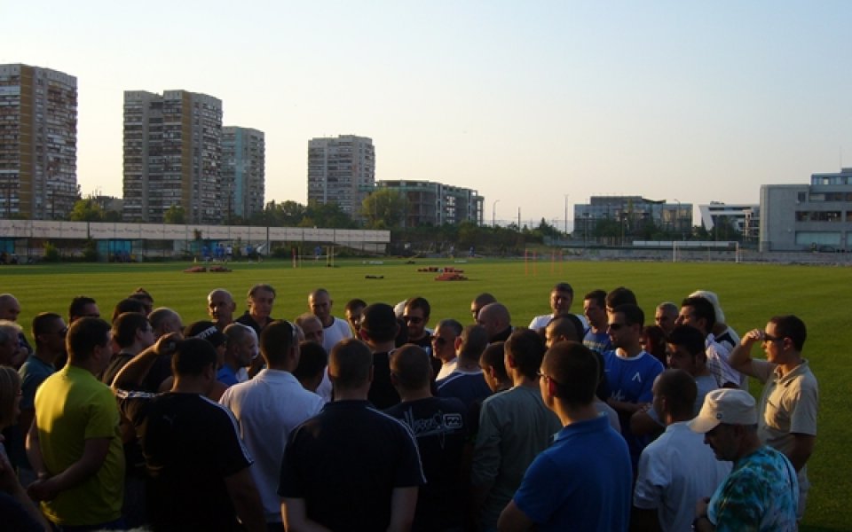 Фенове на Левски разбиха носа на оператор