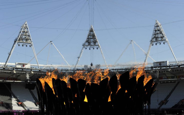 СНИМКИ: Олимпийският жертвеник угасна за кратко