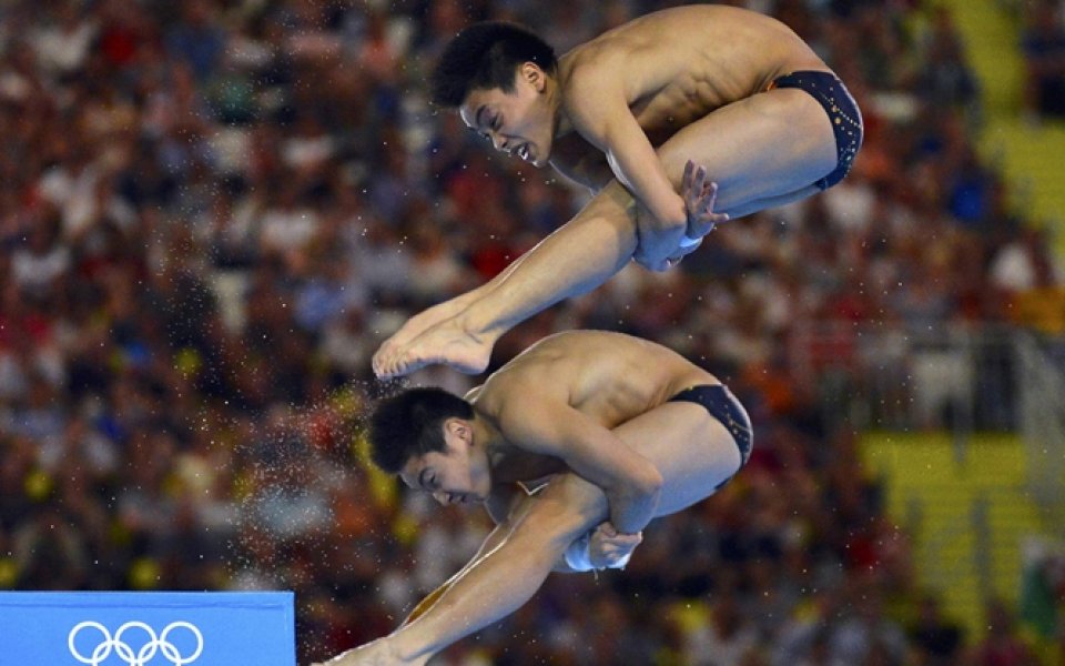 Китайци спечелиха синхронните скокове във вода