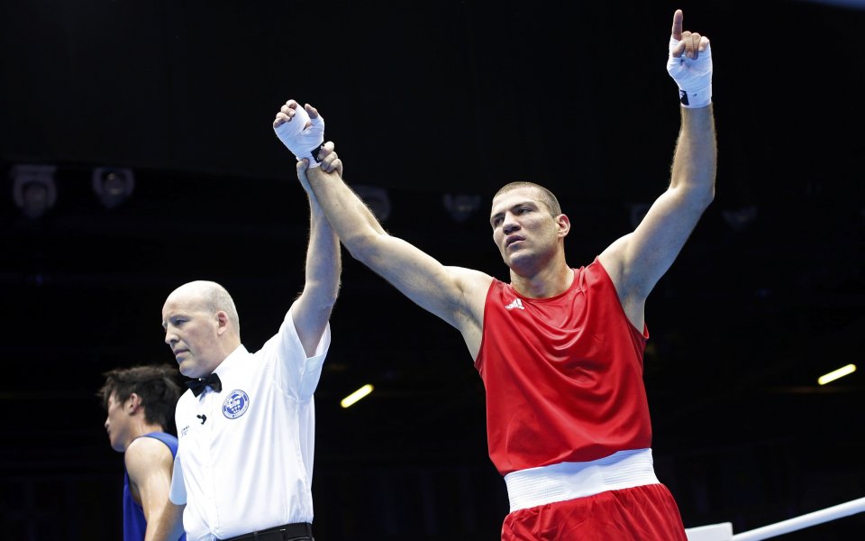 СНИМКИ: Тервел Пулев е на 1/4-финал в Лондон, среща аржентинец в битката за медал