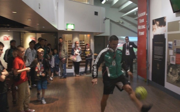 ВИДЕО: Защитник на Лудогорец жонглира с топка на „Олд Трафорд“