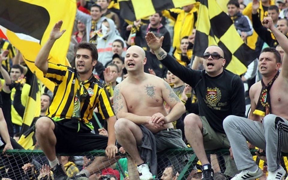 Фенове на Ботев развалиха празника на стадион Пловдив, нахлуха на терена