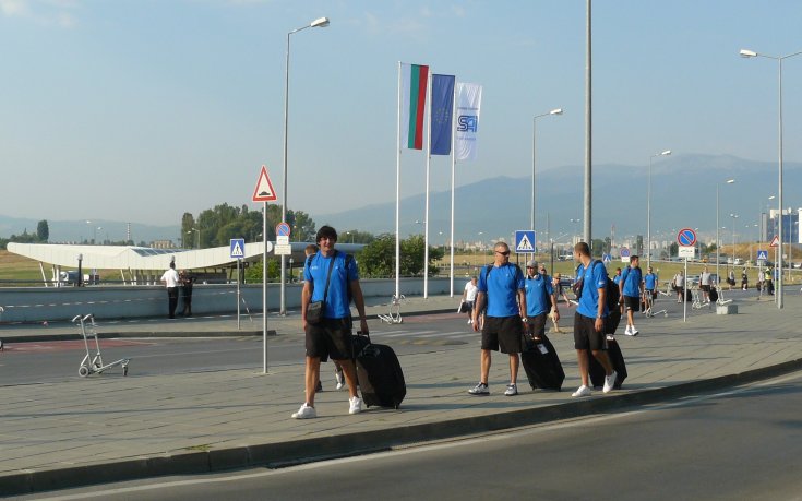 СНИМКИ: Националите влачиха сакове заради заграденото летище в София