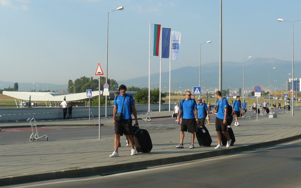 СНИМКИ: Националите влачиха сакове заради заграденото летище в София