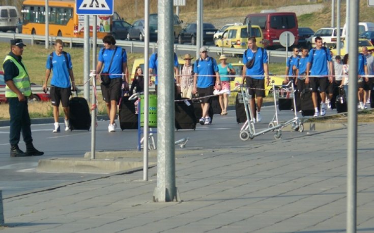 СНИМКИ: Националите влачиха сакове заради заграденото летище в София