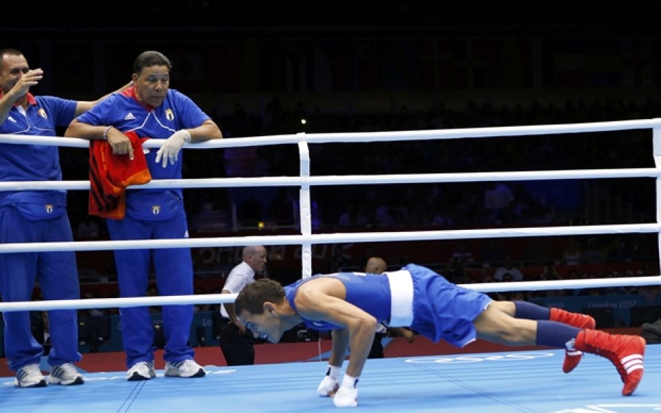 Кубински боксьор отпразнува титлата си като Болт