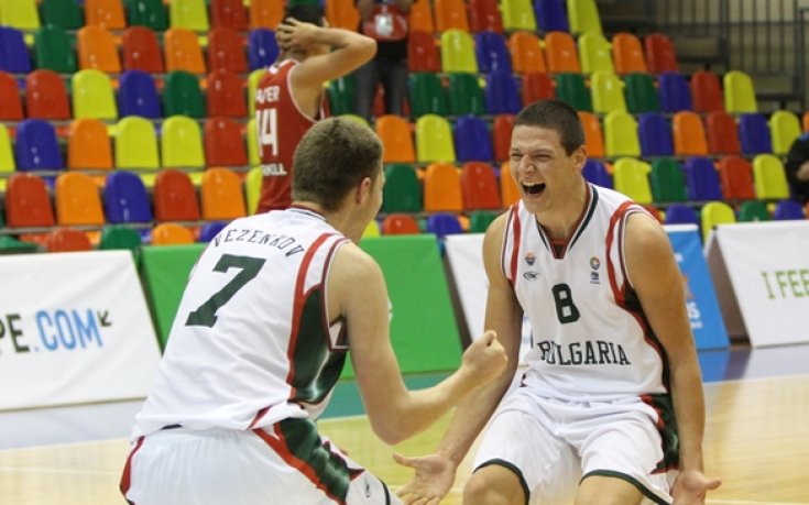 Юношите  напук на всички, и сами за себе си, на прага на голямата си мечта